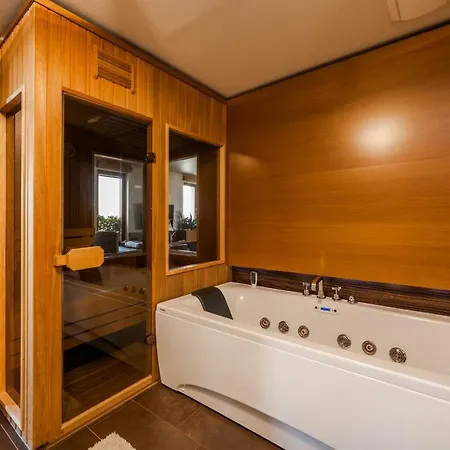 Skyline View With En Sauna *